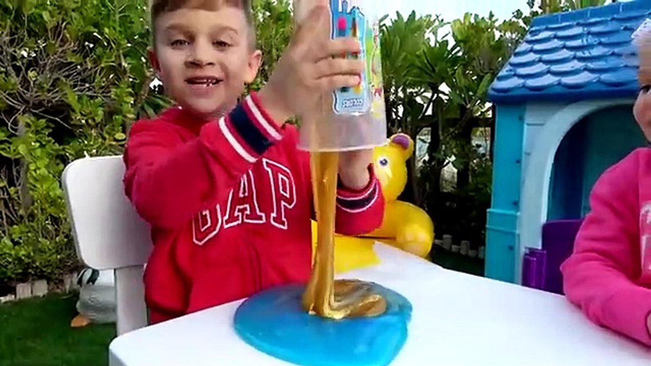 Diana and Roma on the beach! Playing with Sand and other Kids Toys