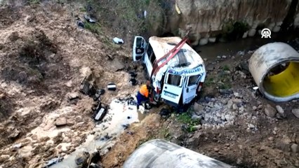 Servis minibüsünün şarampole devrildiği kazada yaralanan 1 kişi hastanede öldü