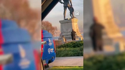 Fatih'te Atatürk Anıtı'na saldıran şüpheli yakalandı