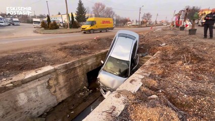 Eskişehir'de otomobil kanala uçtu, vatandaşlar yardıma koştu