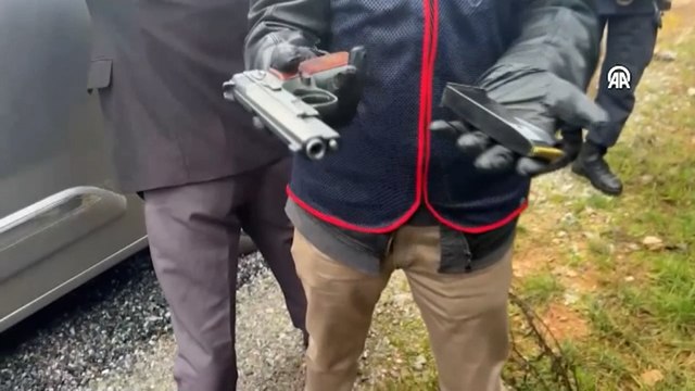Antalya'da ruhsatsız 19 tabanca ve 20 av tüfeği ele geçirildi