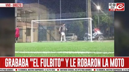 Se preparaba para jugar al fútbol con amigos... ¡y graba el momento en el que le roban la moto!