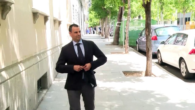 La jueza suspende otra vez la declaración de la pareja de Ayuso por tener un viaje profesional