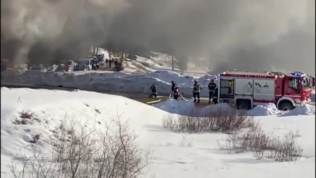 Dolomiti, skibus prende fuoco sul passo San Pellegrino: il video del mezzo in fiamme