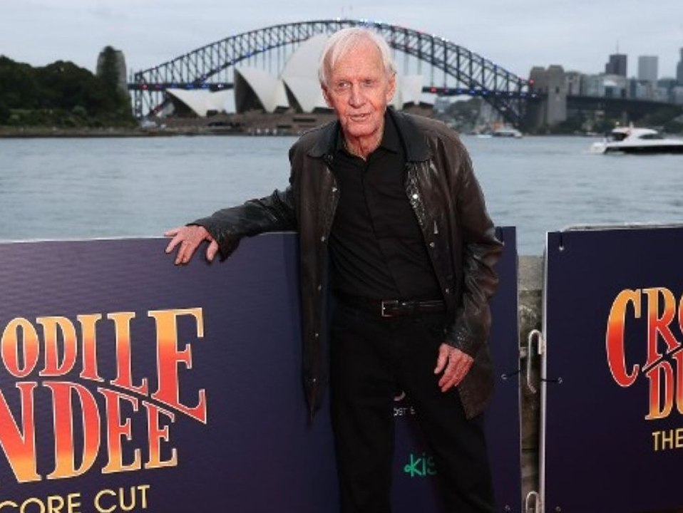 Paul Hogan überrascht mit brauner Lederjacke auf dem roten Teppich