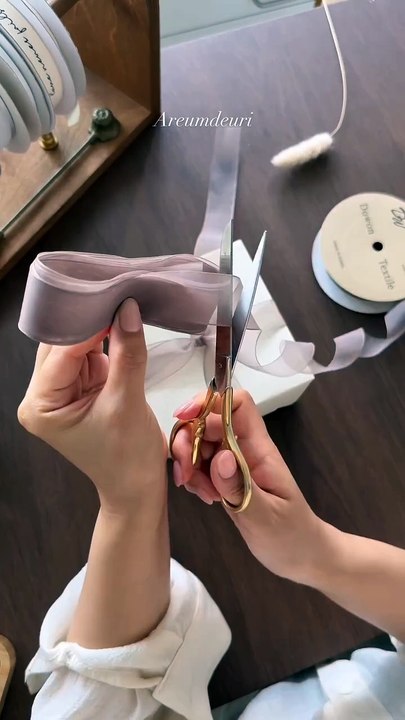 Gift Wrapping Tutorial via: @areum_deuri