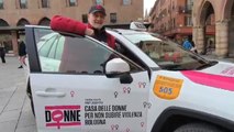 Bologna, Red Sox torna con un nuovo taxi contro la violenza sulle donne (e riceve gli insulti di un passante): «Non mollliamo»