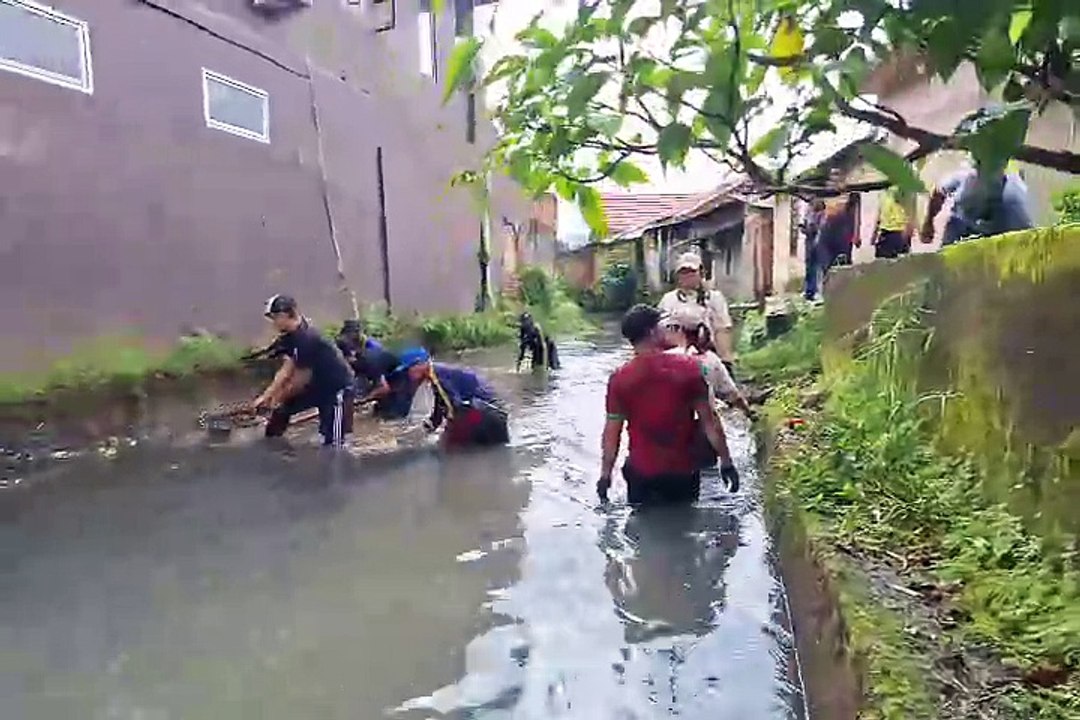Protect Indonesia dan Warga Pakjo Bersihkan Anak Sungai Skanak
