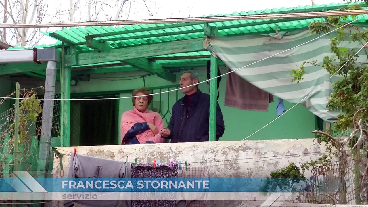 Un palo della luce sulle casette di via Rosso da Messina