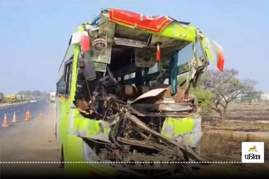 महासमुंद में सड़क किनारे खड़ी ट्रक से जा टकराई बस