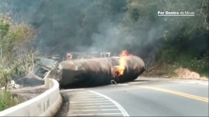 Caminhão tomba, pega fogo e motorista morre carbonizado na BR-251, no Norte de Minas