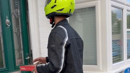 Boy dresses as pizza delivery man to surprise mom and nan with homecoming