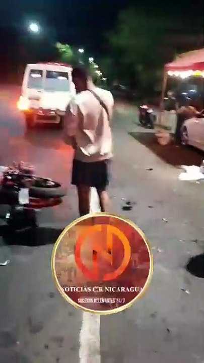 Imágenes fuertes: Motociclista fallece al impactar contra un auto estacionado