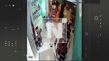 VIDEO: ¡Aunque no lo crea! Abuelito robó ‘sillas’ de un café de la Plaza Principal