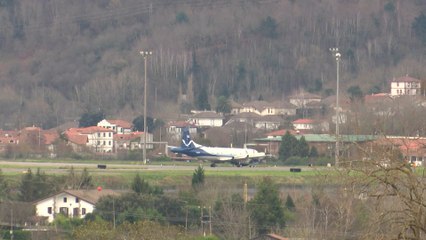 Las rachas de viento dificultan el aterrizaje de aviones en Loiu (Bizkaia)