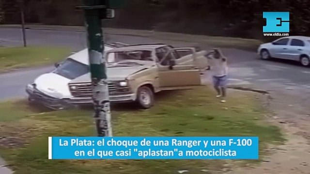La Plata: el choque de una Ranger y una F-100 en el que casi aplastan a motociclista