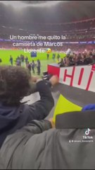 Un hombre le quita la camiseta de Marcos Llorente a un niño