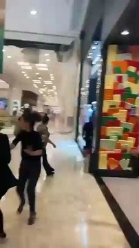 Fortes chuvas causam desabamento parcial de teto de shopping