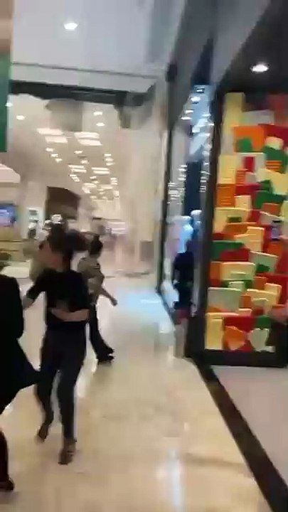 Fortes chuvas causam desabamento parcial de teto de shopping