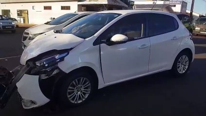 Peugeot fica preso à carroceria de caminhão após colisão na Avenida Rocha Pombo
