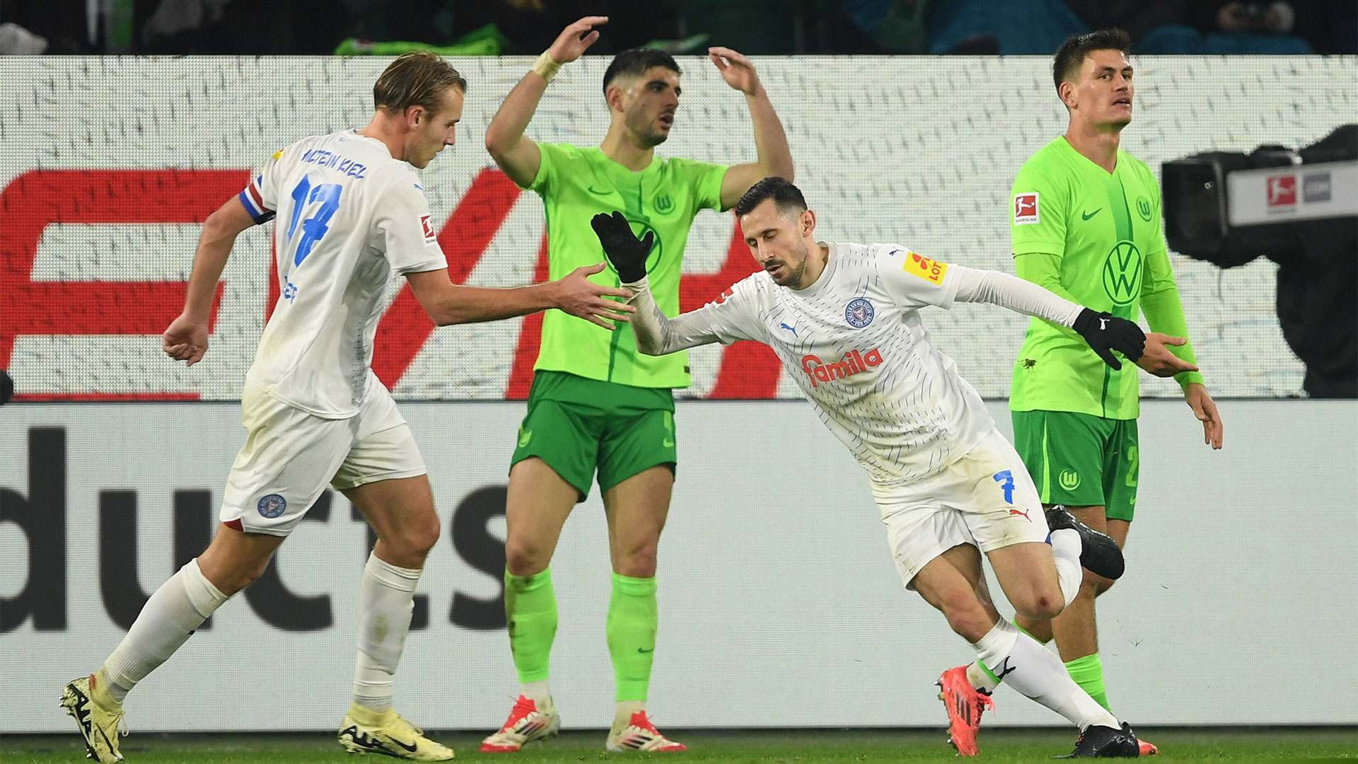 Wolfsburg v Holstein Kiel