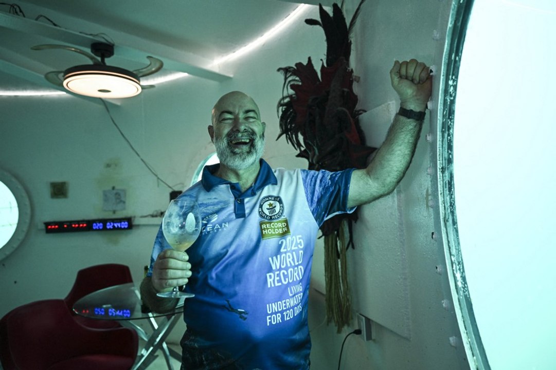 Alemán logra un récord Guinness por vivir bajo el mar en Colón