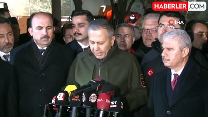 Bakan Yerlikaya: "4 saat sonra 2 kişiyi kurtardık. Enkazın altında şu an 3 kişinin olduğunu düşünüyoruz"