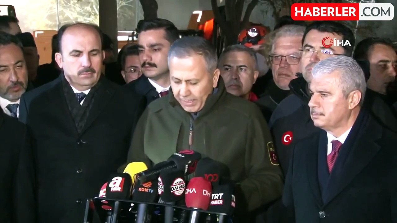 Bakan Yerlikaya: "4 saat sonra 2 kişiyi kurtardık. Enkazın altında şu an 3 kişinin olduğunu düşünüyoruz"