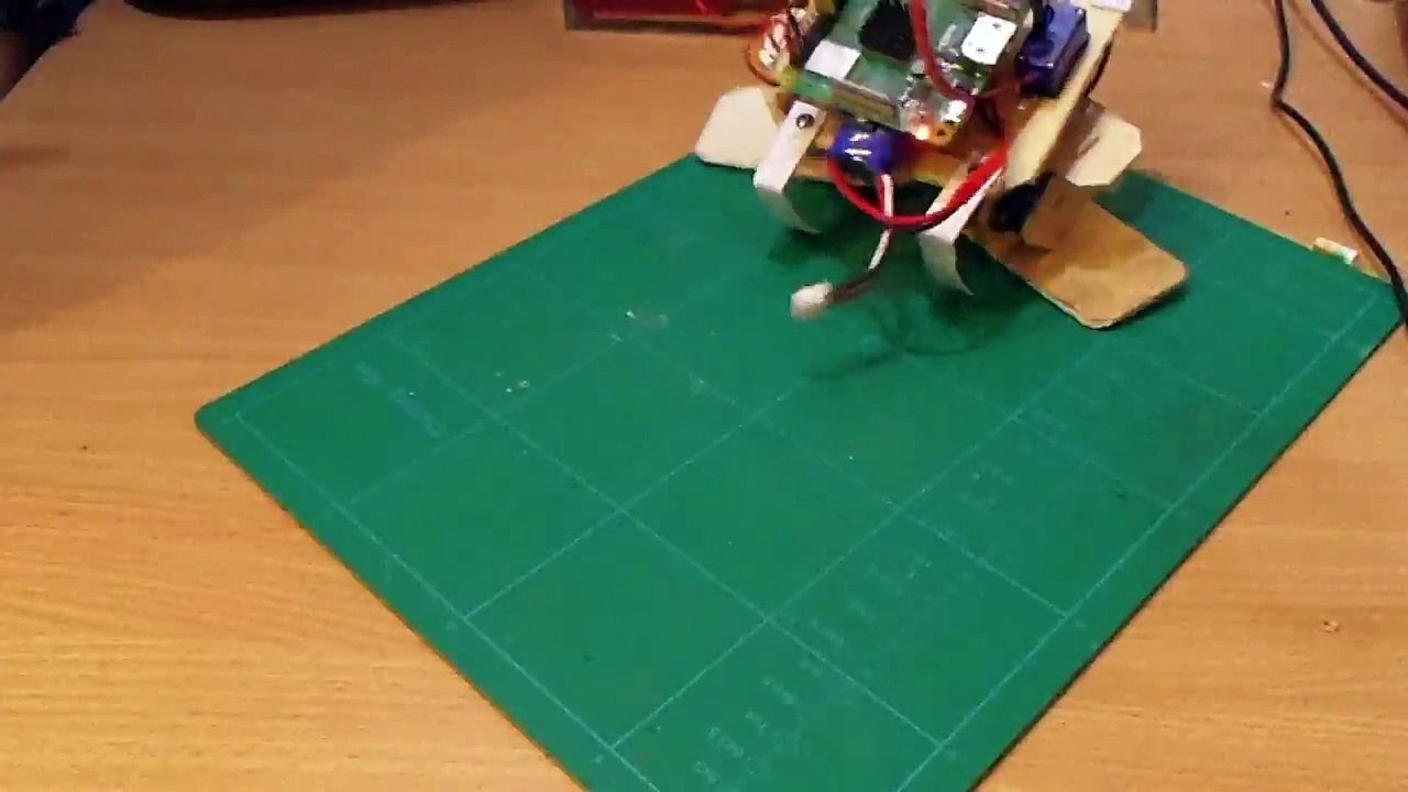 Diablotin, robot marcheur bipède avec Pygmy Forth.
