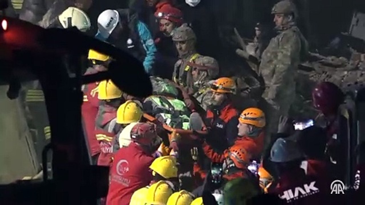 Konya'da çöken binanın enkazı altında kalan 2 kişinin kurtarılma anı