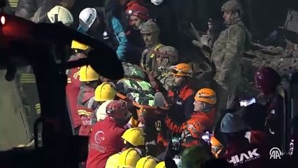 Konya'da çöken binanın enkazı altında kalan 2 kişinin kurtarılma anı