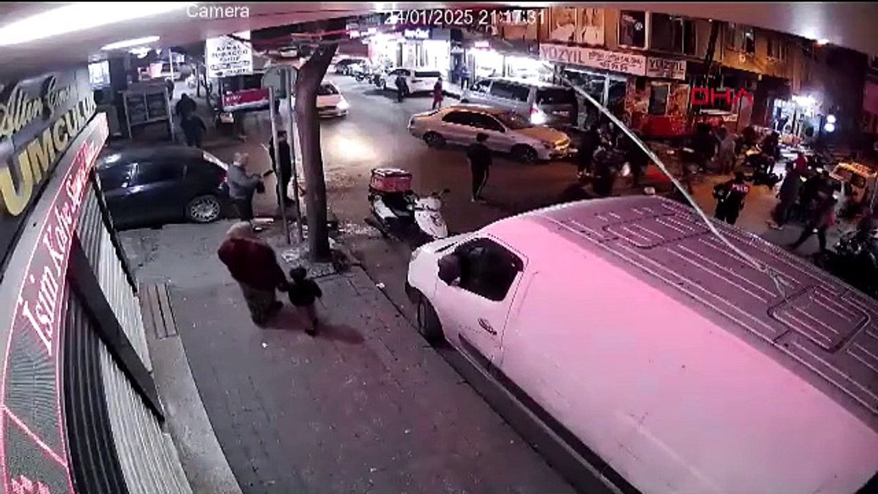 İstanbul- Bağcılar'da motosikletli polislerle otomobil çarpıştı