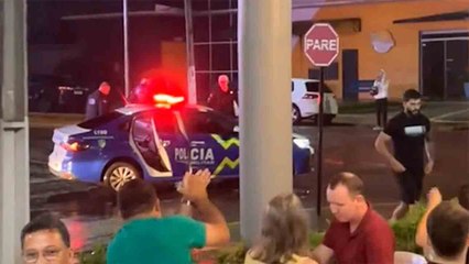 若者が警察追跡を撮影📹 驚きのヒーロー登場でバイラルヒット！