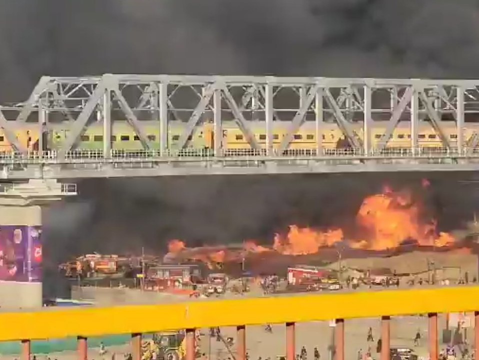 Feuer bei Festival: Flammen zerstören Zeltstadt