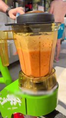 À Dubaï, ce bar a adopté un concept de vélo-mixeur qui vous permet de mixer vous-même les fruits de votre boisson en pédalant !