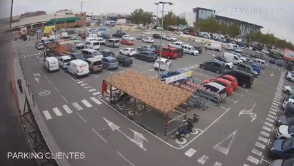 El vídeo de una cámara de seguridad que grabó al joven presunto autor de los robos.