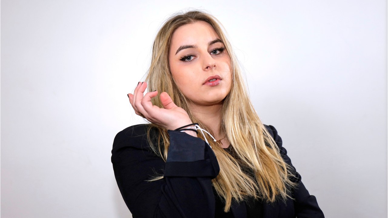 GALA VIDEO - Sylvie Vartan donne ses derniers concerts : sa fille Darina dans le public, et si fière d’elle !