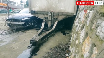 Kamyondan Ayrılan Dorse, Park Halindeki Araçlara Çarptı