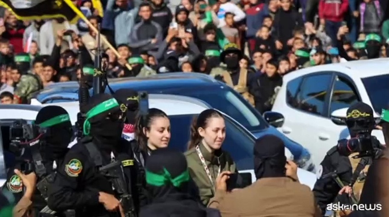 Hamas libera 4 soldatesse israeliane, la gioia della folla a Tel Aviv