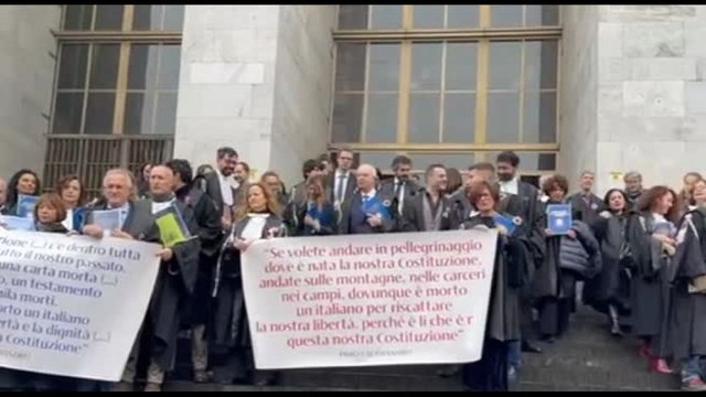 A Milano le toghe protestano sulla scalinata del Palazzo di Giustizia