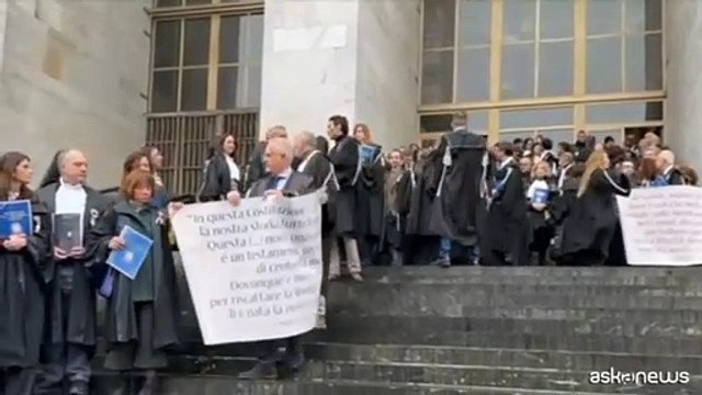 A Milano le toghe protestano sulla scalinata del Palazzo di Giustizia