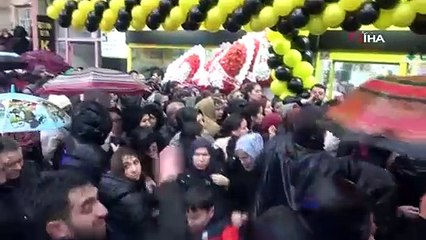 “Ne alırsan 100 Lira” kampanyası izdihama yol açtı