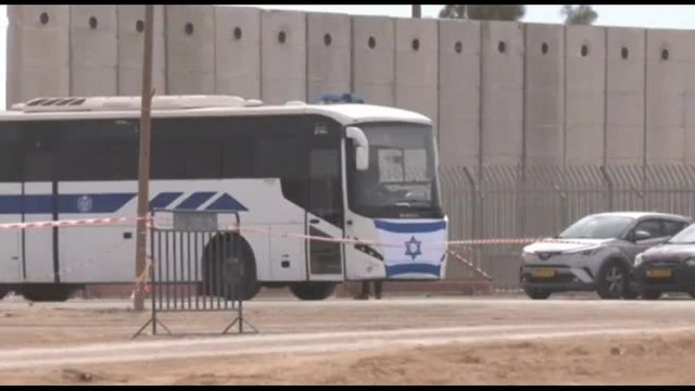 Gli autobus con detenuti palestinesi lasciano la prigione di Ktziot