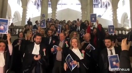 I magistrati protestano a Genova al grido di: "Viva la Costituzione"
