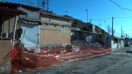 Una cabina Enel dentro la baracca: demolita la casetta del paradosso