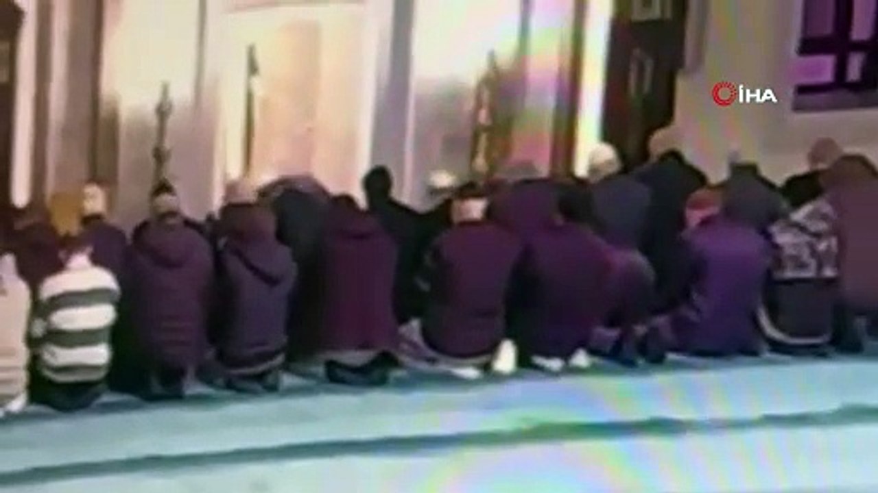 Namaz kılarken kalp krizi geçirdi