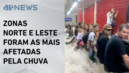Enxurrada invade estação de metrô em SP e assusta passageiros