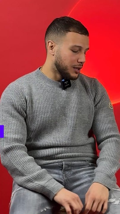 Sossam, c’est le magicien qui a conquis la rue, les réseaux et les stars avec +200M de vues. Il revient sur son parcours de rêve, ses débuts à 10 ans, et cette passion qui l’a mené là où il est aujourd’hui.