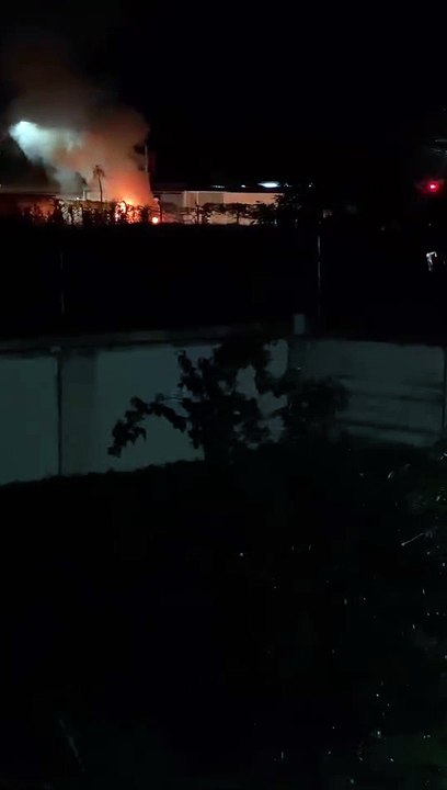Carro pega fogo nesta marugada em Paulínia
