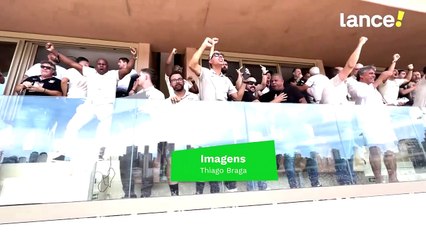 Dirigentes corinthianos comemoram gol na Copinha no meio da torcida Tricolor